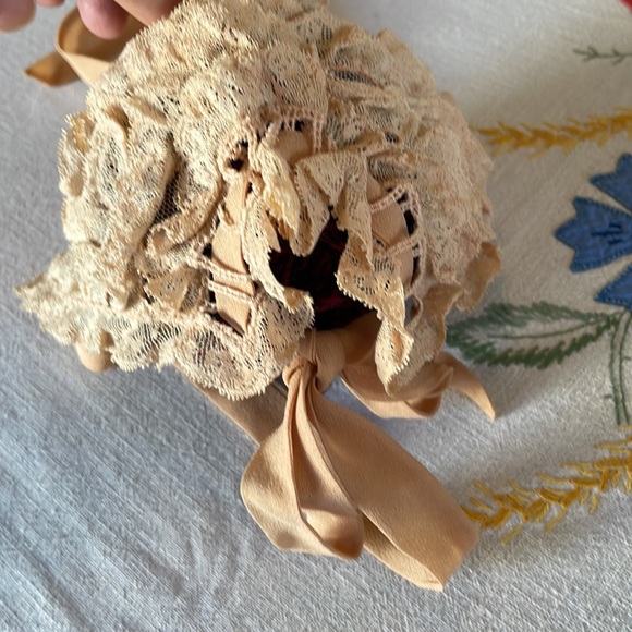Antique lace and ribbon christening bonnet, ribbon ties under chin and in back - Picture 5 of 11